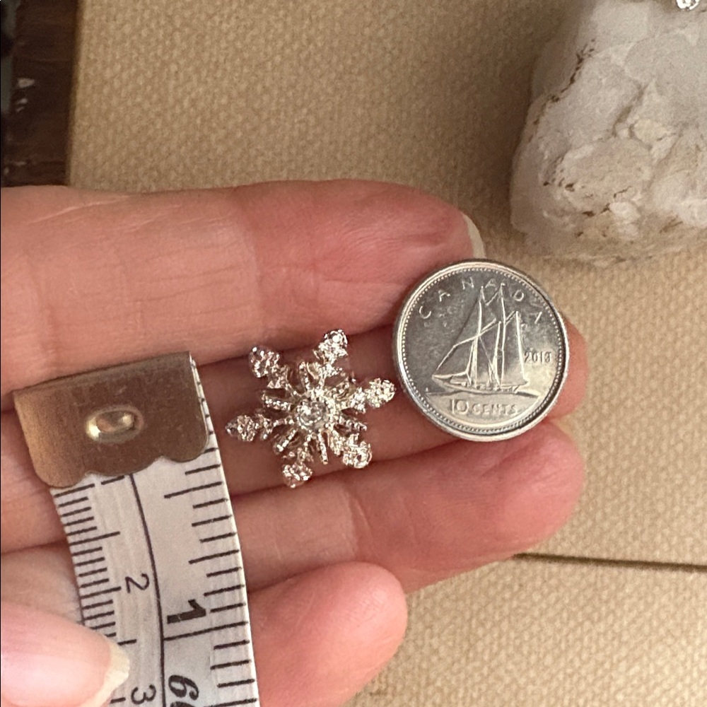 Vintage 2005 Avon Snowflake Stud Earrings Dimensional Silver Rhinestone NIB - Picture 6 of 10